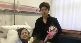 Çiçekler bu kez sevgililere değil, depremzedelere