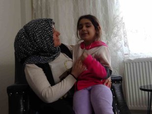 Depremde annesini kaybeden 6 yaşındaki Naz'ın teyzesine 'anne' diye seslenmesi yürekleri sızlattı