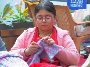 Yaşı küçük ama gönlü büyük, kendisi gibi depremzede çocuklar için bere ve atkı örüyor