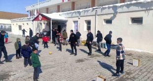 Van polisinden depremzede çocuklara moral