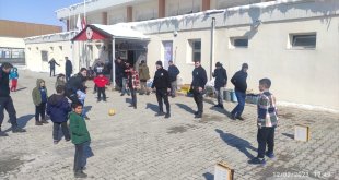 Van polisi Malatya'da depremzede çocuklara moral veriyor