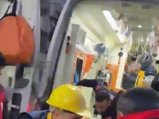 Hakkari UMKE ekibi 13 yaşındaki çocuğu enkazdan sağ çıkarttı