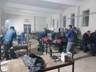 Aşkale'de depremzedeler için soba üretiliyor