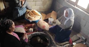 Hakkarili kadınlar deprem bölgesi için tandır başından ayrılmıyor