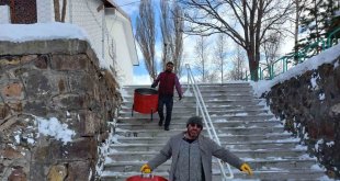 Ardahan'da öğrenciler depremzedeler için varillerden soba yapıyor