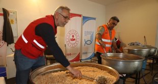 Van Valiliği koordinasyonunda depremzedelere sıcak yemek