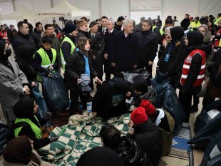 Lise öğrencileri depremzedeler için soba üretiyor