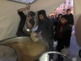 Hakkari ekibi deprem bölgesinde yemek dağıtımına başladı