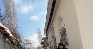 Deprem sonrası evinde yalnız kalan Alzheimer hastası kadına sağlıkçılar ulaştı