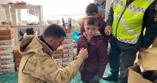 Elazığ'daki jandarma ekiplerinden Malatya'daki depremzede çocuklara destek