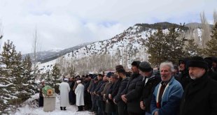 Depremde hayatını kaybeden Karaca, Erzurum'da toprağa verildi