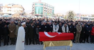Depremde hayatını kaybeden sözleşmeli erin cenazesi Erzincan'da defnedildi