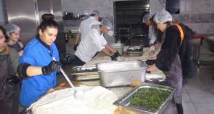Bitlis'te öğretmen ve öğrenciler depremzedeler için yemek hazırlıyor
