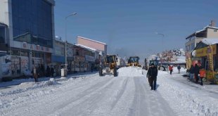 Varto'nun cadde ve sokaklarında biriken kar kütleleri ilçe dışına taşınıyor