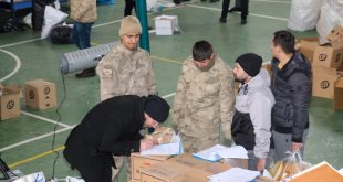 Van'dan depremden etkilenen bölgelere yardımlar sürüyor