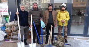 Hakkârili vatandaşlar ellerine kazma, kürek alıp deprem bölgesinin yolu tuttular