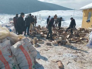 Ardahanlı köylülerden deprem bölgesine odun yardımı