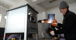 Bingöllü öğretmenler ve ustalar depremzedeler için çadır sobası üretiyor