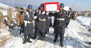 Depremde yaşamını yitiren uzman çavuş ve ailesinin cenazesi Van'da defnedildi