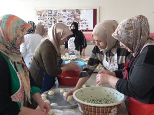 Muşlu kadınlar binlerce poğaça pişirerek deprem bölgesine gönderdi