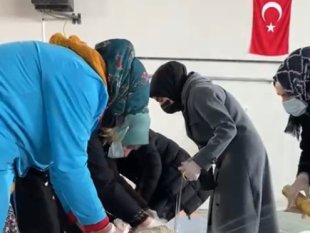 Kars'ta kadınlar pişirdikleri ekmekleri deprem bölgesine gönderdi
