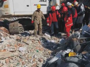 Tatvan'dan giden komandolar 110. saatte enkazdan bir kişiyi sağ çıkardı