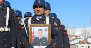 Depremde hayatını kaybeden uzman çavuş ve ailesinin cenazesi Erzurum'da defnedildi