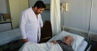 Depremde yaralanan 140 kişi Van'a getirildi