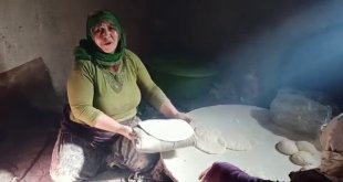 Karayazılı kadınlar depremzedeler için tandır ekmeği yaptı