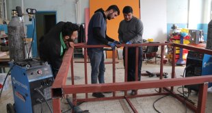 Meslek lisesinde deprem bölgesi için mobil tuvalet üretiyor