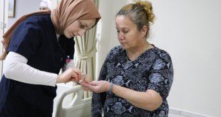 Hasarlı binalardan tahliye edilen engelli depremzedeler devlet korumasında