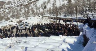 Depremde hayatını kaybeden Tunç ailesi Çukurca'da defnedildi