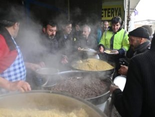 Pütürge Belediyesinden depremzedelere günlük sıcak yemek