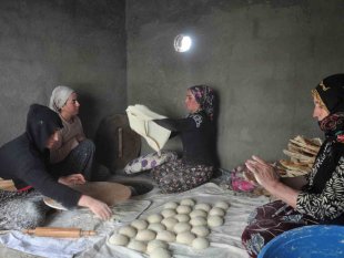 Yüksekovalı kadınlardan depremzedeler için ekmek pişirme seferberliği