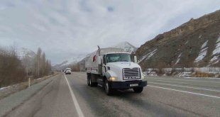 Azerbaycan'ın 14 araçlık insani yardım konvoyu deprem bölgesine gidiyor