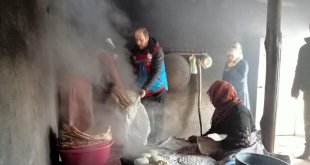 Çaldıranlı kadınlar depremzedeler için ekmek pişirdi
