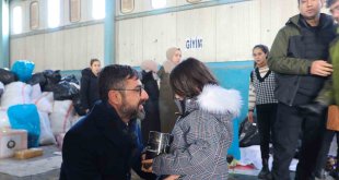 9 yaşındaki minik Zeynep kumbarasını depremzedeler için bağışladı