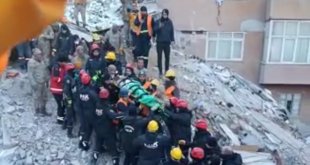 Erciş jandarma 86 saat sonra enkazdan 2 kardeşi sağ çıkardı