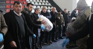 Muş'ta deprem bölgesine yardımlar sürüyor