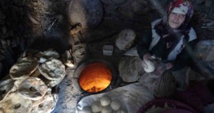 Van'da tandırlar depremzedeler için yandı