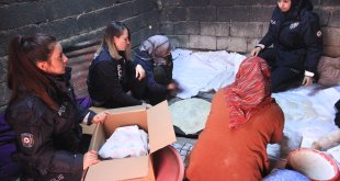 Van'daki 58 mahallede depremzedeler için yakılan tandırlarda ekmek pişiriliyor