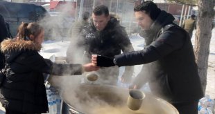 Bitlis'ten deprem bölgelerine görevlendirilen polisler depremzedelerin yarasını sarıyor