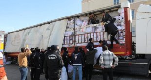 Van'da duygulandıran yardım: Bileziklerini depremzedelere gönderdi