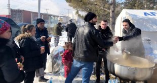 Bitlis polisinden depremzedelere şefkat eli
