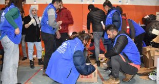 Van, Hakkari, Bitlis ve Muş'ta deprem bölgesine yardımlar sürüyor