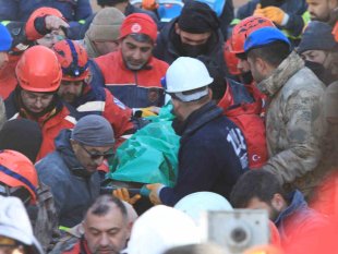 Malatya'da 81 saat sonra 72 yaşındaki depremzede enkazdan sağ kurtarıldı