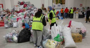 Elazığ'dan deprem bölgesine yardımlar sürüyor