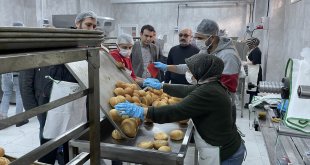 Elazığ'da gönüllü öğretmenler depremzedeler için ekmek ve çorba pişiriyor