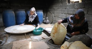 Van'da kadınlar depremzedeler için tandır ekmeği pişiriyor