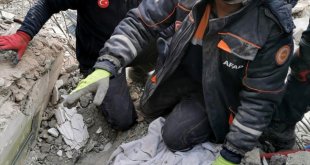 Muş'tan deprem bölgesine giden AFAD ekibi, enkaz altından 2 kişiyi kurtardı